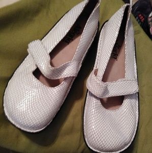 Alegria Women's White Snake Mary Jane's